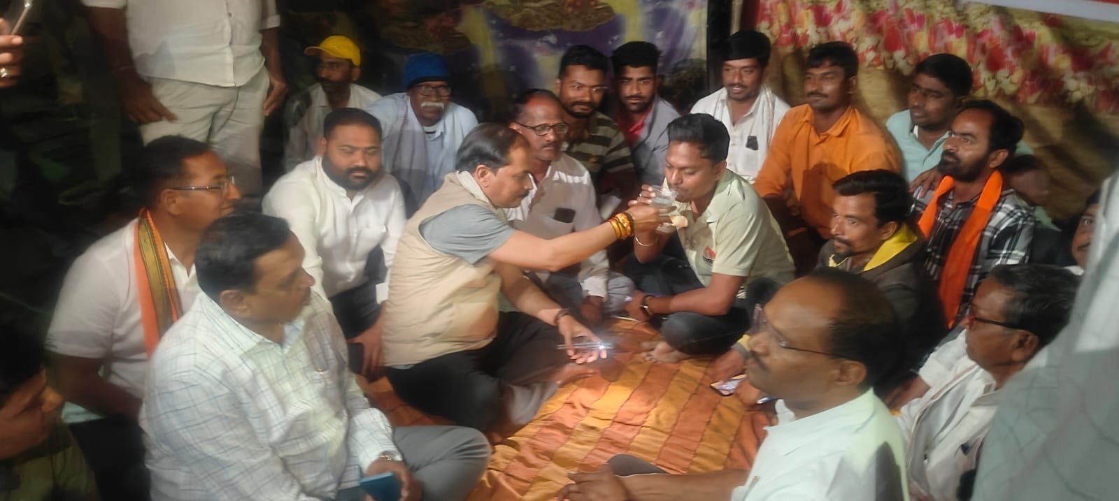 एसी सड़क निर्माण के आश्वासन के बाद टाकली गांव के नागरिकों का अनशन समाप्त | New India Times