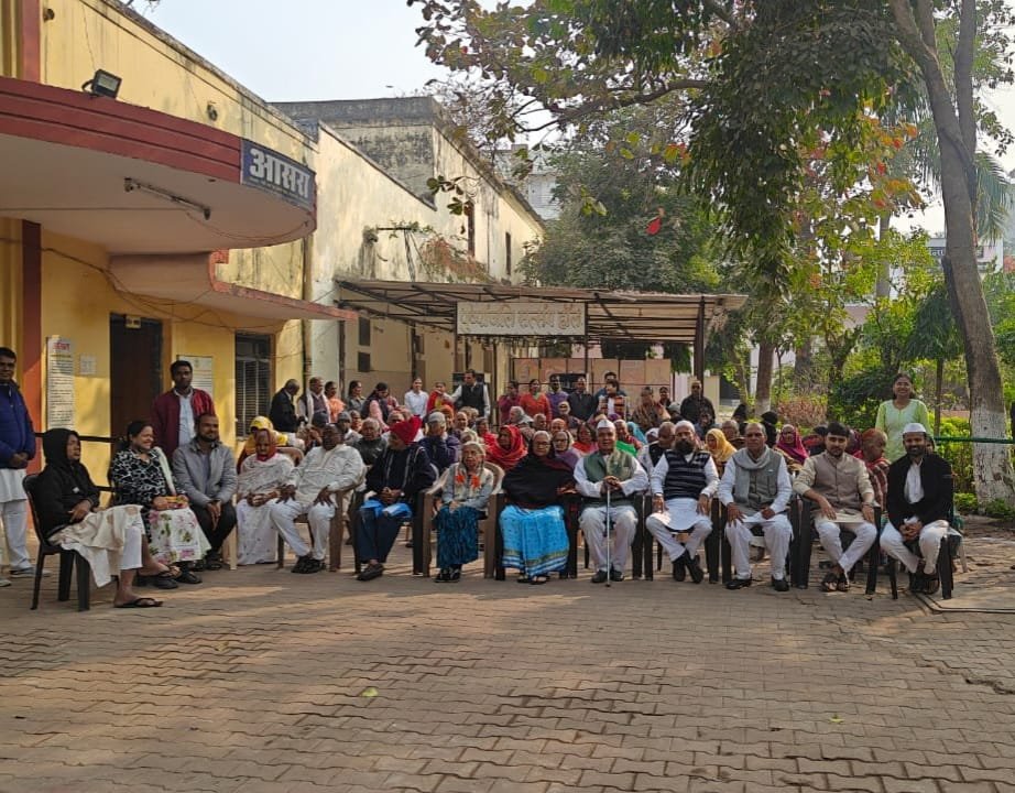 बे-सहारा बुजुर्गों के साथ मनाया गया गणतंत्र दिवस, इंसानियत और संविधान का दिया संदेश | New India Times