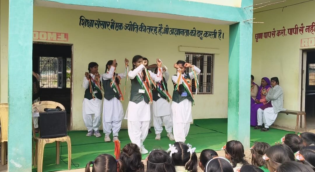 स्कूलों में तिरंगा फहराकर हर्षोल्लास से मनाया गया गणतंत्र दिवस | New India Times