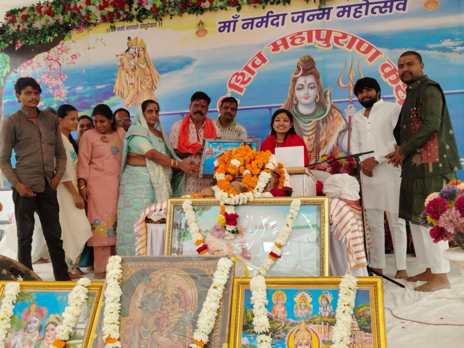 लोकप्रिय समाजसेवी सुरेश चन्द्र जैन पप्पू भय्या ने परिवार के साथ मां नर्मदा मन्दिर पर मत्था टेक कर की पुजा अर्चना 1 लोकप्रिय समाजसेवी सुरेश चन्द्र जैन पप्पू भय्या ने परिवार के साथ मां नर्मदा मन्दिर पर मत्था टेक कर की पुजा अर्चना | New India Times