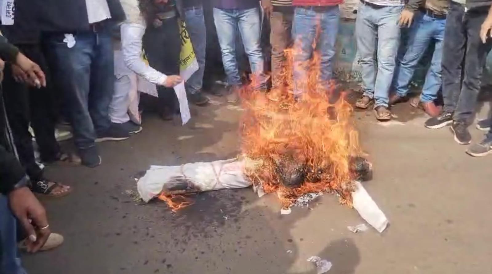 UGC के प्रस्तावित नियमों के खिलाफ सवर्ण समाज का हल्लाबोल, पुतला दहन कर राष्ट्रपति को सौंपा ज्ञापन | New India Times