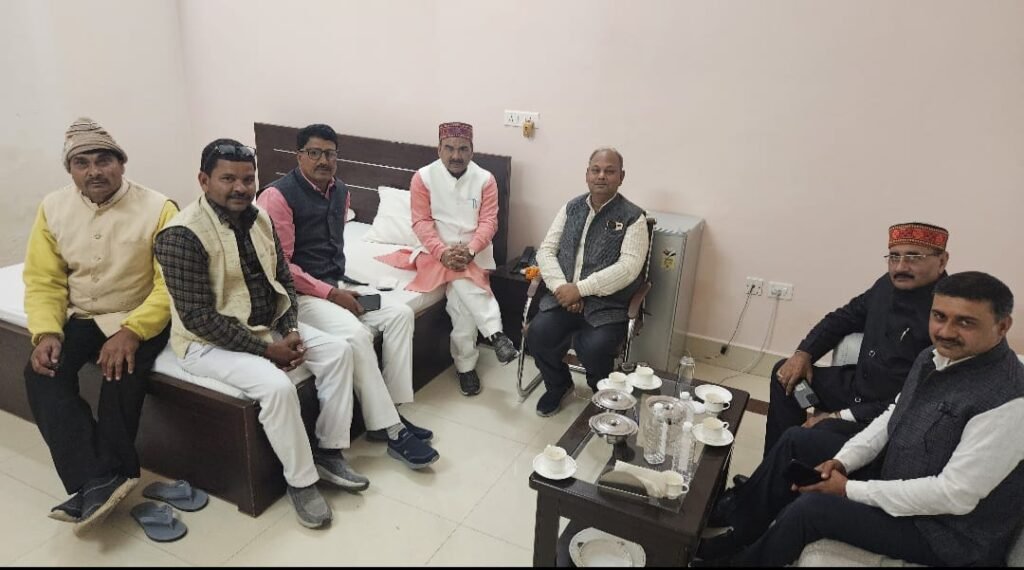 उमेश द्विवेदी के संघर्ष को मिली सफलता, वित्तविहीन शिक्षकों को भी मिलेगा कैशलेस इलाज | New India Times