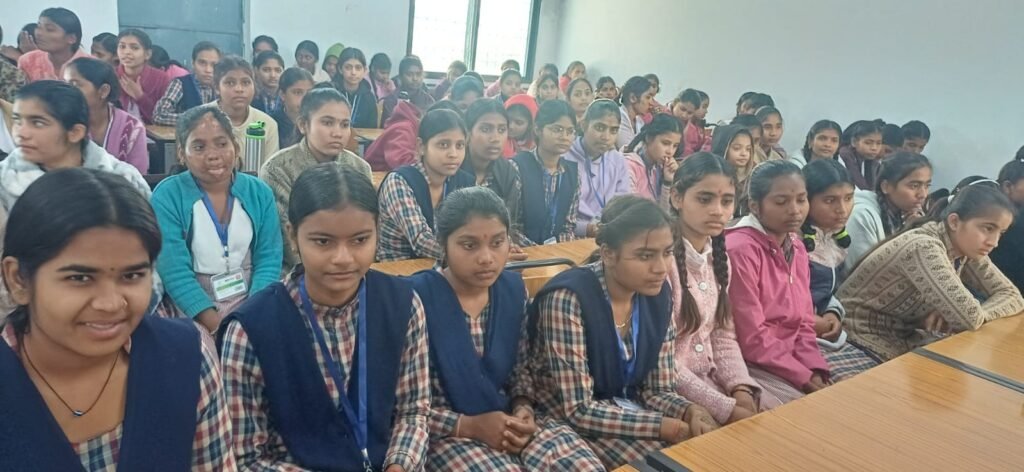 मुकुंदपुर कन्या उच्चतर माध्यमिक विद्यालय में 5 दिवसीय करियर मेला सम्पन्न, छात्राओं को विभिन्न क्षेत्रों की दी गई जानकारी | New India Times