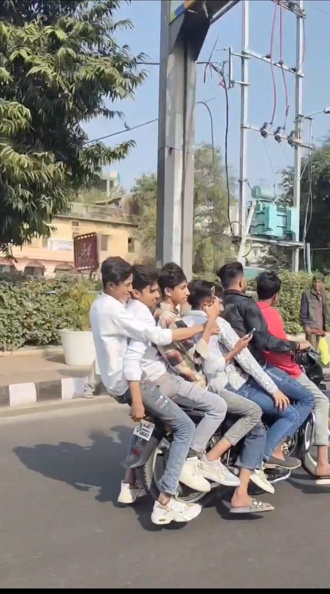 भोपाल के वीआईपी रोड स्टंट मामला: वायरल वीडियो के बाद पुलिस की सख्त कार्रवाई, पकड़े गए सभी युवक | New India Times