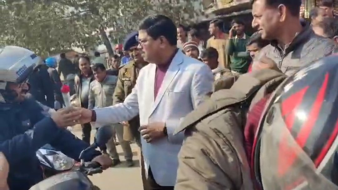 सिद्धार्थनगर में सड़क सुरक्षा को लेकर हेलमेट एवं गुलाब वितरण कार्यक्रम आयोजित | New India Times