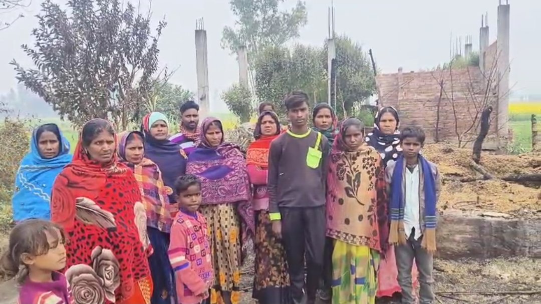 संजलपुर में भीषण आग से छप्परनुमा घर और भूसाखाना राख, तीन बच्चों समेत पूरा परिवार बेघर | New India Times
