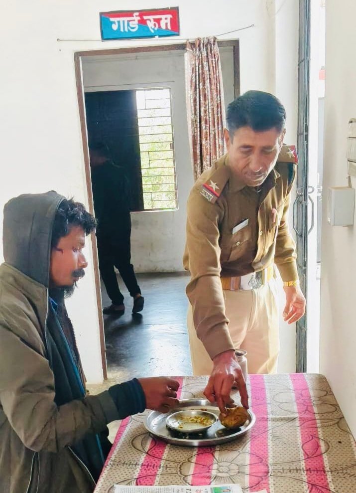 झकनावदा पुलिस बनी मानवता की मिसाल: 14 माह से लापता अर्ध-मानसिक युवक को परिवार से मिलवाया 1 झकनावदा पुलिस बनी मानवता की मिसाल: 14 माह से लापता अर्ध-मानसिक युवक को परिवार से मिलवाया | New India Times