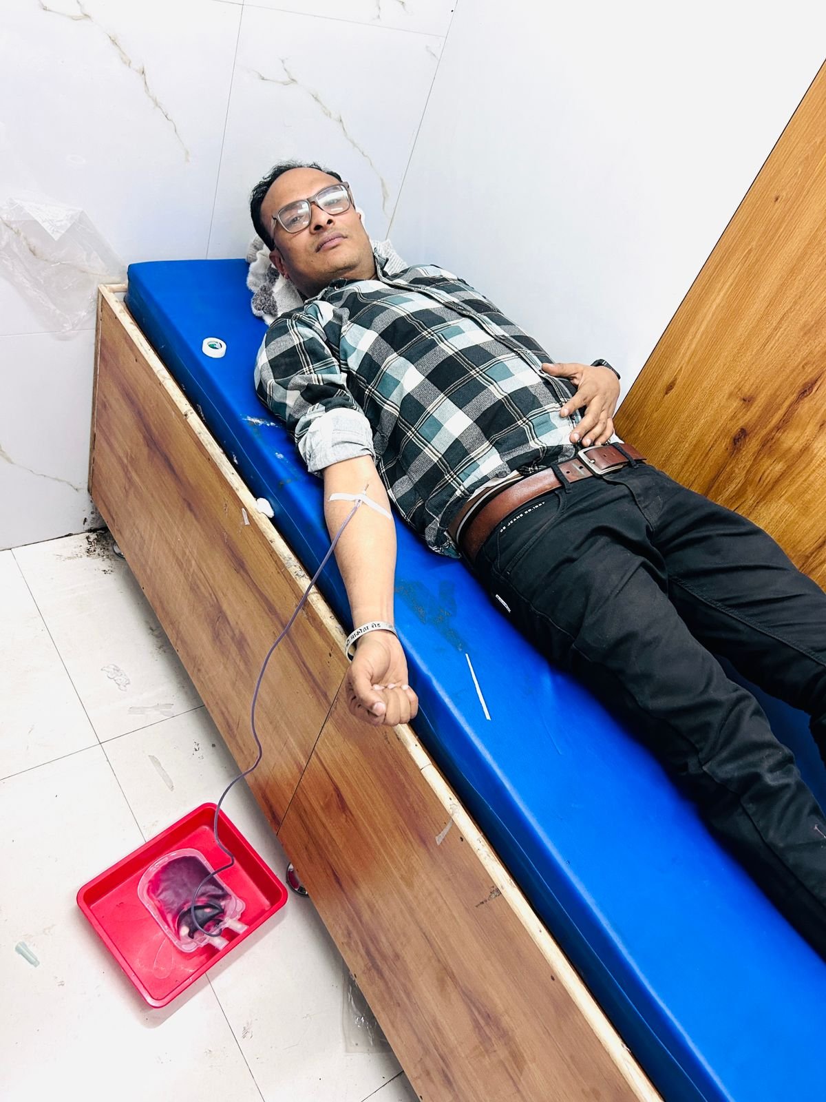 मानवता की मिसाल: मनीष कुमट ने किया 20वीं बार रक्तदान, हितेश राठौड़ भी बने सहभागी | New India Times