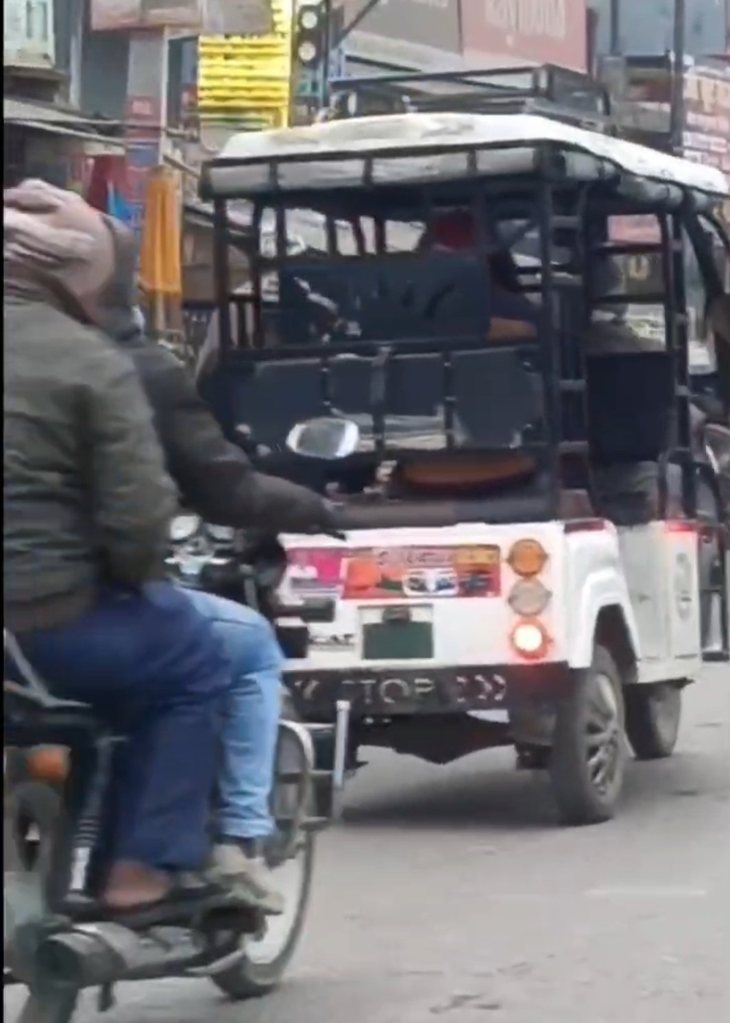 इटवा में अवैध टेम्पो संचालन से बढ़ रहा खतरा, प्रशासन की उदासीनता पर उठे सवाल | New India Times