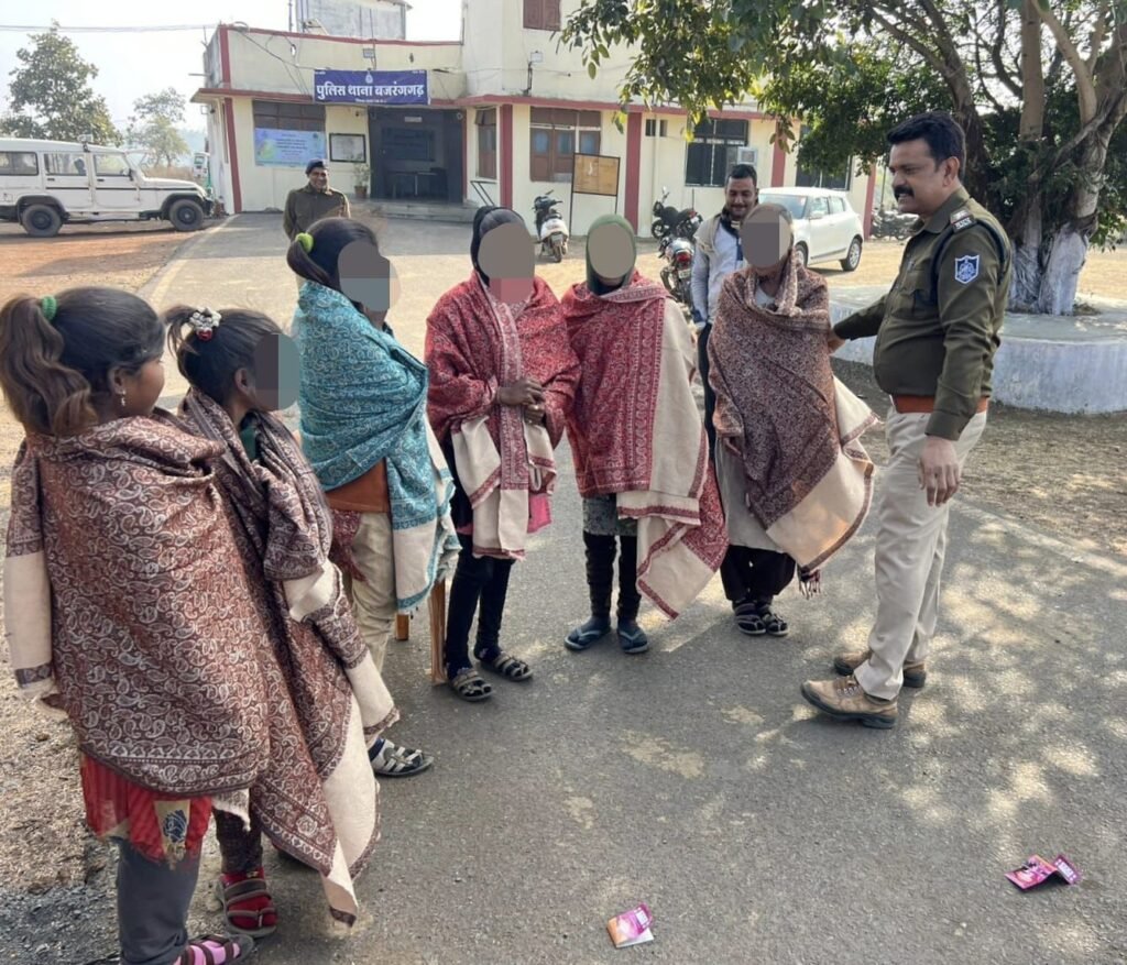 कड़ाके की ठंड में मानवता का प्रहरी बनी गुना पुलिस, ठंड से बचाने के लिए जरूरतमंद बच्चियों को भेंट किए गर्म वस्त्र | New India Times