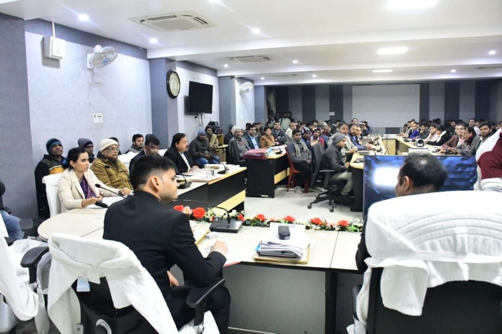 जिलाधिकारी ने राजस्व एवं भूमि सुधार को लेकर की समीक्षा बैठक | New India Times