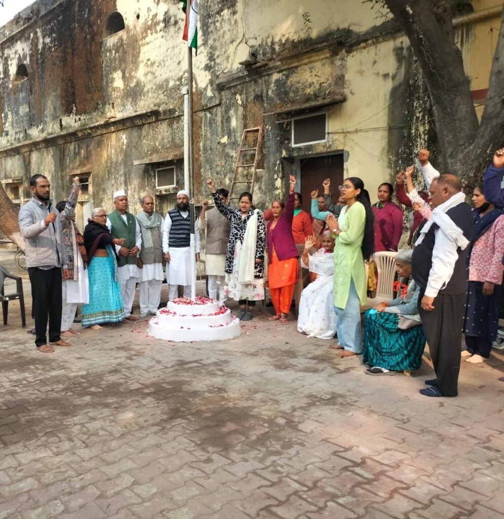 बे-सहारा बुजुर्गों के साथ मनाया गया गणतंत्र दिवस, इंसानियत और संविधान का दिया संदेश | New India Times