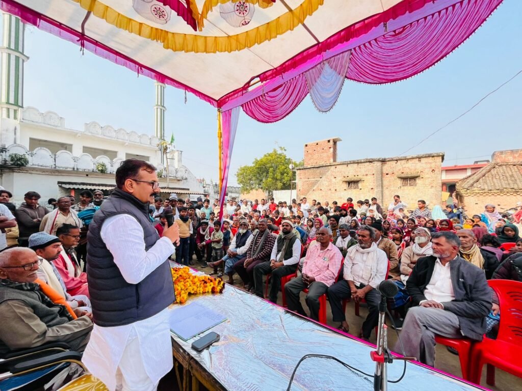 चौपाल में गूंजा विकास का एजेंडा, संदलजोत में डॉ. सतीश द्विवेदी ने बताया भाजपा का विज़न 3 चौपाल में गूंजा विकास का एजेंडा, संदलजोत में डॉ. सतीश द्विवेदी ने बताया भाजपा का विज़न | New India Times