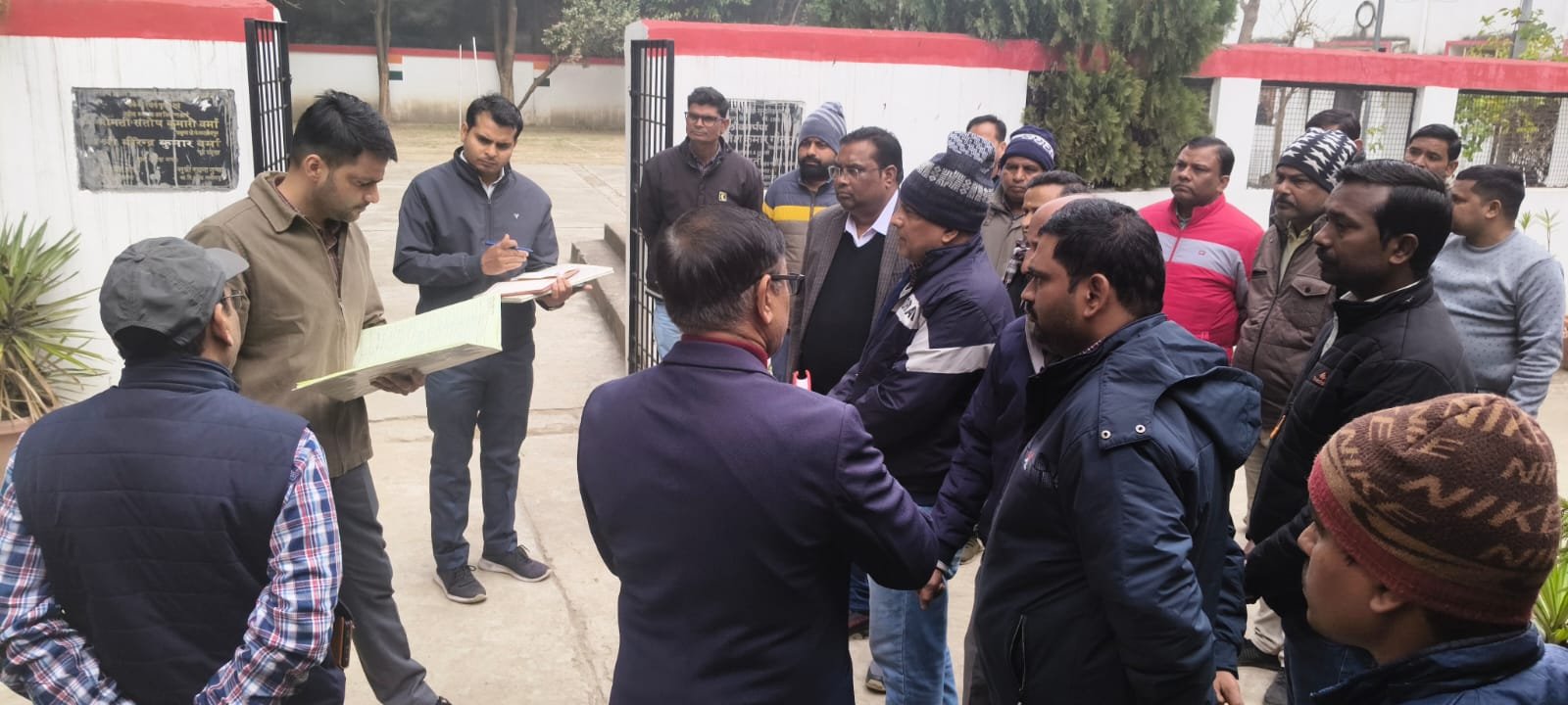 सीडीओ के औचक निरीक्षण से बीडीओ कार्यालय में हड़कंप, 6 कर्मचारी अनुपस्थित पाए गए, वेतन रोका 1 सीडीओ के औचक निरीक्षण से बीडीओ कार्यालय में हड़कंप, 6 कर्मचारी अनुपस्थित पाए गए, वेतन रोका | New India Times