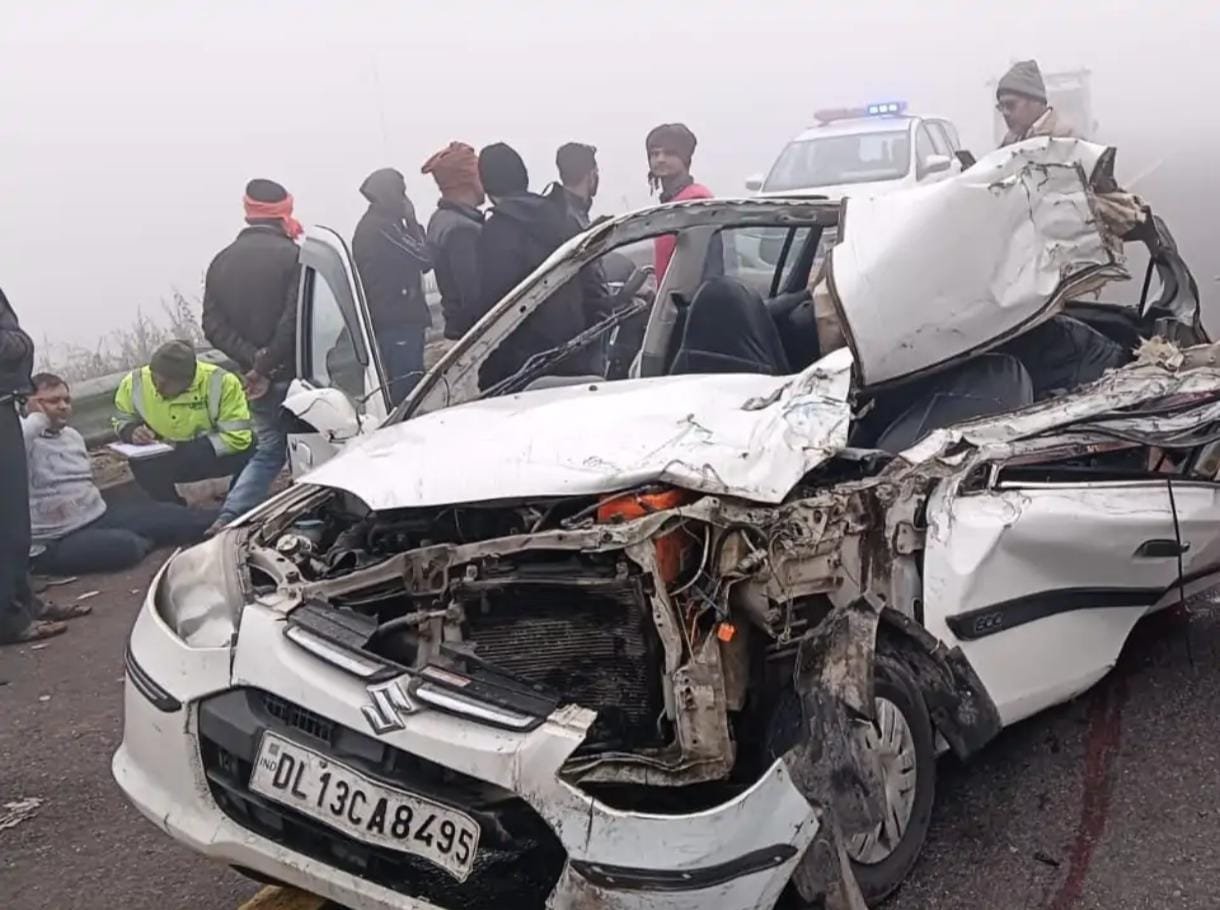 पूर्वांचल एक्सप्रेसवे पर दर्दनाक हादसा: तेज रफ्तार कार ट्रक से टकराई, मासूम सहित तीन की मौत | New India Times