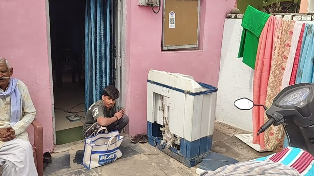 ट्रांसफॉर्मर खराबी से जुन्नादेव के वार्ड 07, 08 व 11 में भारी नुकसान, 50 घरों के विद्युत उपकरण जले | New India Times