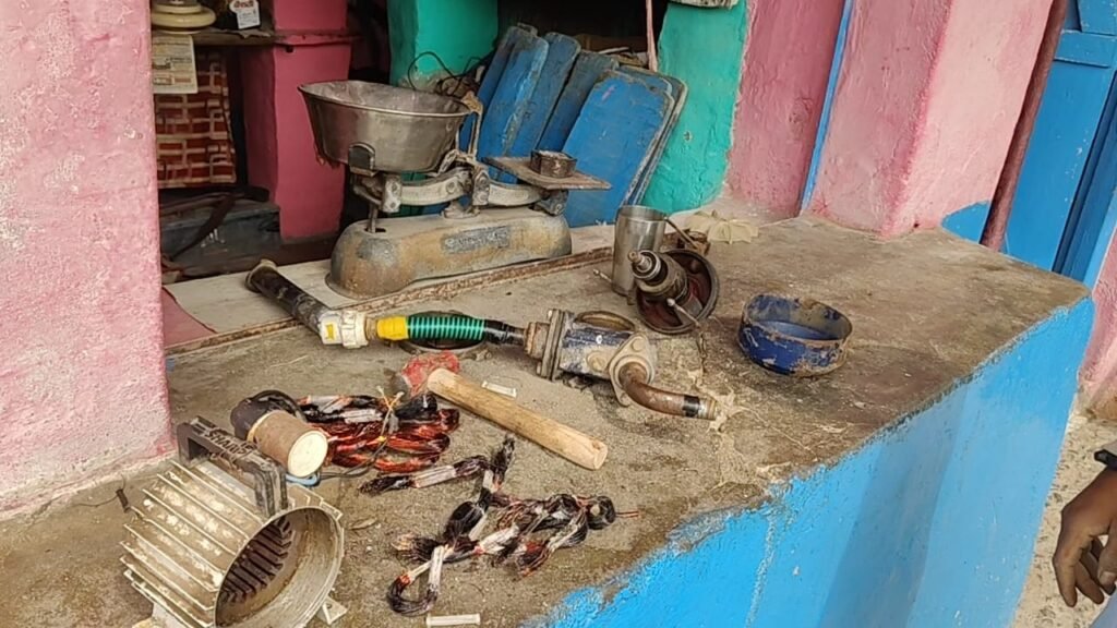 ट्रांसफॉर्मर खराबी से जुन्नादेव के वार्ड 07, 08 व 11 में भारी नुकसान, 50 घरों के विद्युत उपकरण जले | New India Times