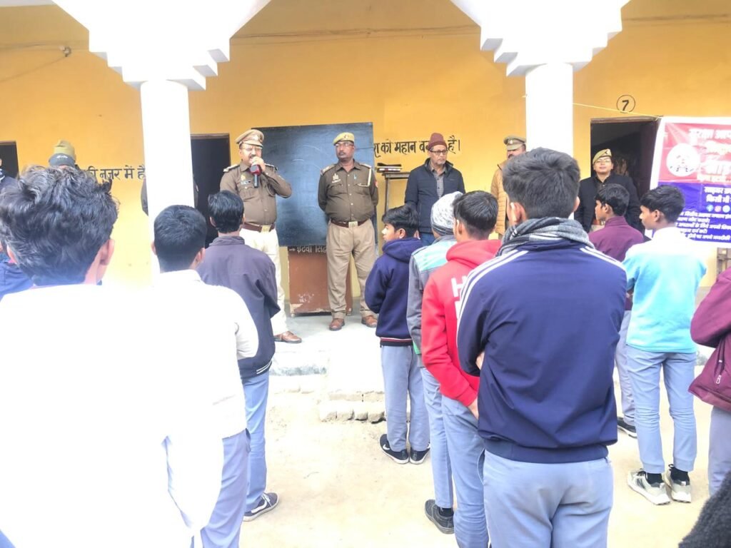 इटवा में बहू-बेटी सम्मेलन एवं साइबर जागरूकता कार्यक्रम आयोजित, छात्राओं को दी गई सुरक्षा की जानकारी | New India Times