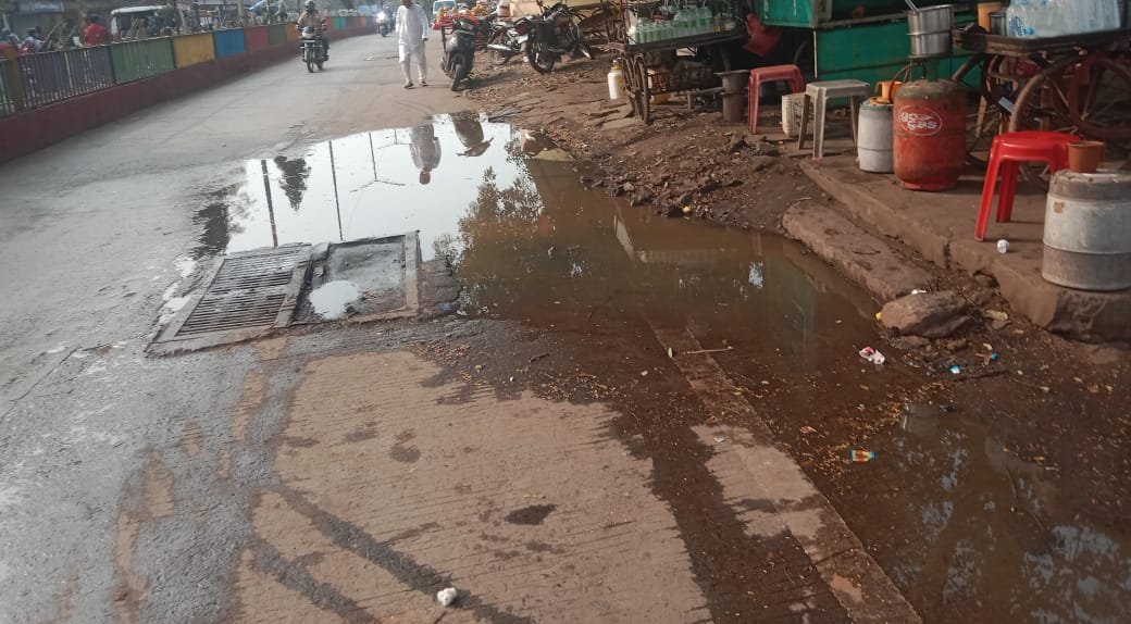 स्वास्थ्य केंद्र के बाहर गंदगी का अंबार, जिला चिकित्सालय के गेट पर बहता नाली का बदबूदार पानी | New India Times