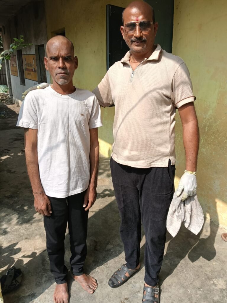 मानवता की मिसाल बने नीरज श्रीवास्तव: भटके मानसिक रोगियों को देते हैं सहारा और नया जीवन | New India Times