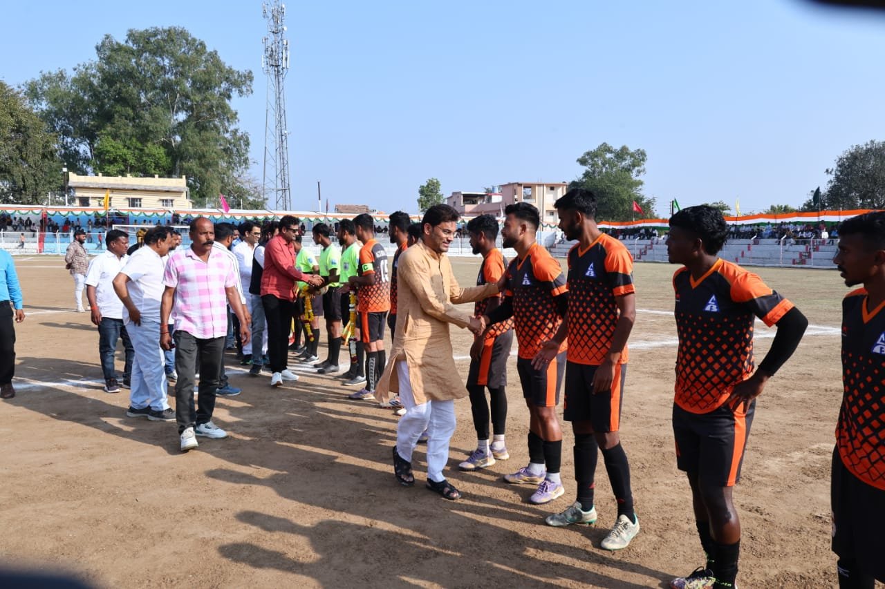 ब्लैक डायमंड फुटबॉल टूर्नामेंट: वाराणसी और रायसेन ने सेमीफाइनल में बनाई जगह | New India Times