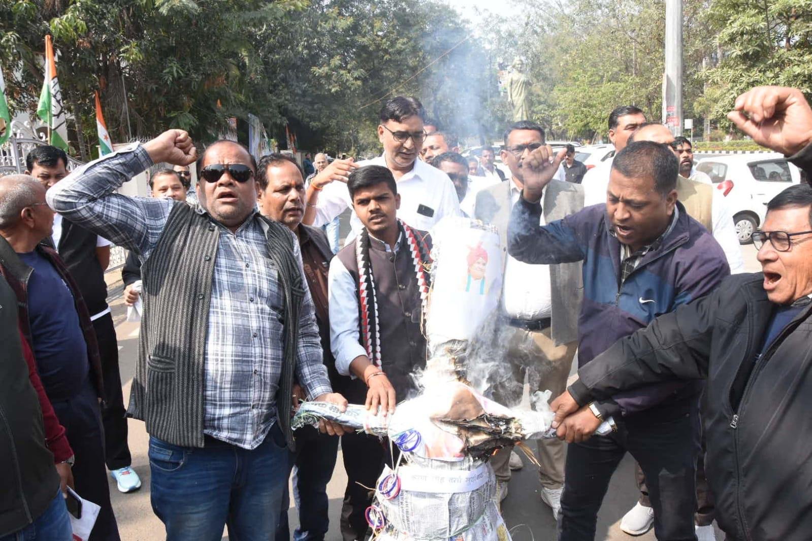 लाड़ली बहना योजना पर बयान को लेकर कांग्रेस का विरोध, राजस्व मंत्री करण सिंह वर्मा का पुतला दहन कर इस्तीफे की मांग | New India Times