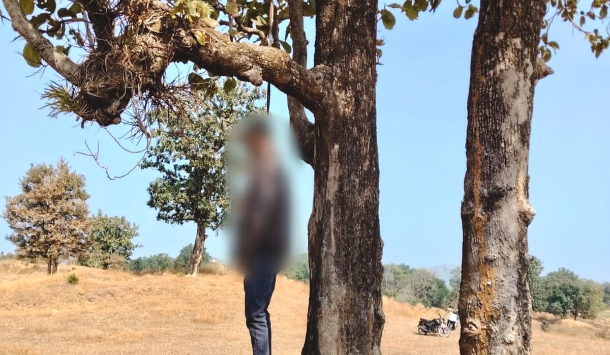 दमुआ के करैया गांव में 21 वर्षीय युवक ने फांसी लगाकर की आत्महत्या, पुलिस जांच में जुटी | New India Times