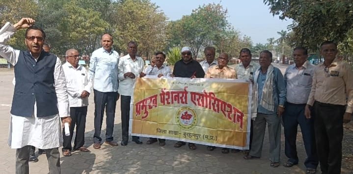 पेंशन कार्यालय बंद करने के विरोध में प्रमुख पेंशनर्स एसोसिएशन ने मुख्यमंत्री व मुख्य सचिव के नाम सौंपा ज्ञापन | New India Times