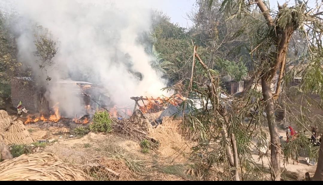 मैगलगंज में भीषण अग्निकांड, गरीब का आशियाना जलकर राख; गृहस्थी का सारा सामान खाक | New India Times