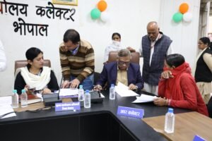 जनसुनवाई में कलेक्टर के निर्देशन में अधिकारियों ने सुनीं जनता की समस्याएं, 152 आवेदन प्राप्त