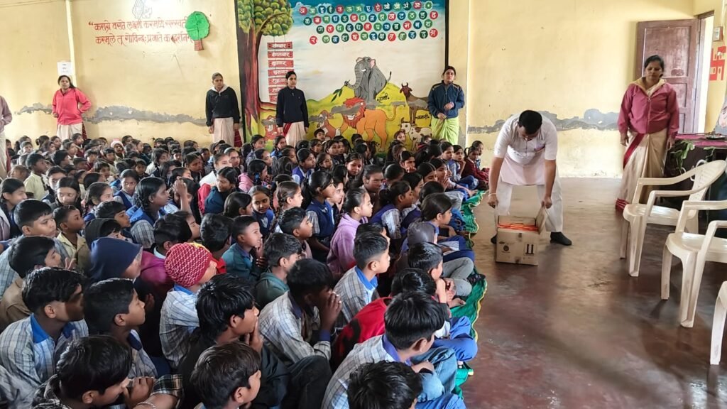 पूर्व गवर्नर रोटेरियन डॉ. गजेंद्र सिंह नारंग का जन्मदिन रोटरी क्लब अपना ने सादगी से मनाया, बच्चों को वितरित किए मैगी व चॉकलेट | New India Times