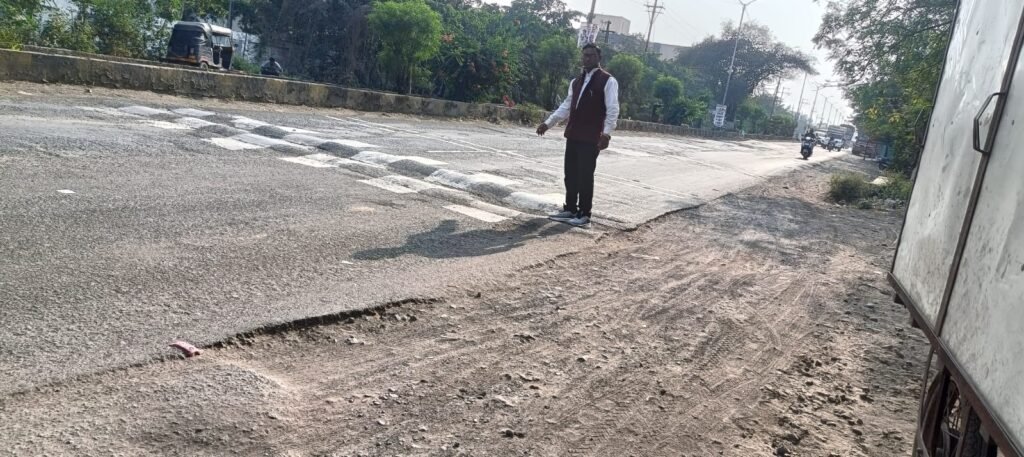 सिंधी बस्ती से कलेक्ट्रेट मार्ग पर गड्ढों से ज्यादा ब्रेकर, क्या निजी अस्पतालों को मरीज भेजने का नया तरीका?:  दत्तू मेढ़े | New India Times