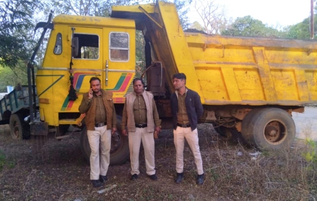 अवैध खनिज परिवहन पर बड़ी कार्रवाई, 2 ट्रैक्टर-ट्रॉली और 1 डंपर जब्त | New India Times