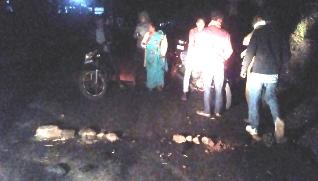 पांडूपिपरिया में निर्माण कार्य की अनदेखी, सड़क पर पड़े पत्थरों से हुआ बड़ा हादसा | New India Times