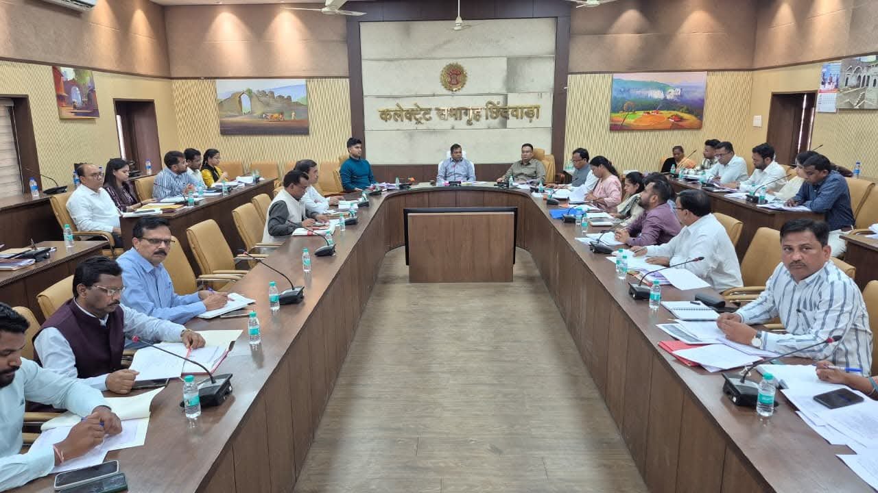 कलेक्टर हरेंद्र नारायण ने राजस्व विभाग की मासिक समीक्षा बैठक ली, समय-सीमा में प्रकरण निपटाने के दिए निर्देश | New India Times