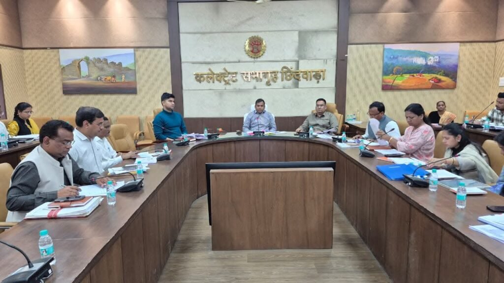 कलेक्टर हरेंद्र नारायण ने राजस्व विभाग की मासिक समीक्षा बैठक ली, समय-सीमा में प्रकरण निपटाने के दिए निर्देश | New India Times