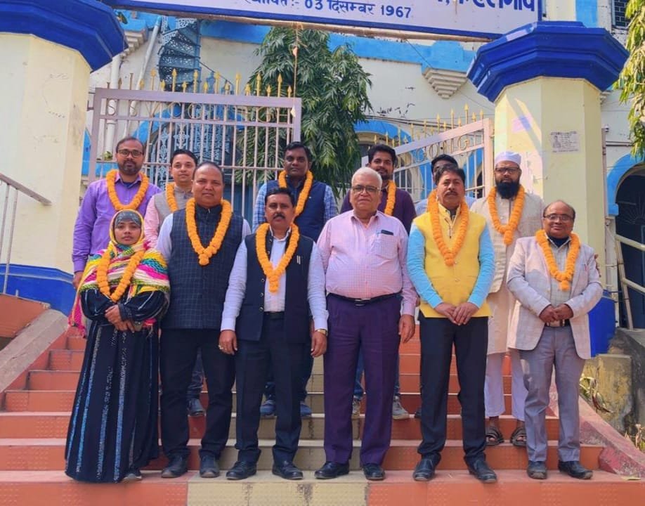 सर्वसम्मति से हुआ शिक्षक संघ का पुनर्गठन, डॉ. राजेश कुमार मिश्रा बने संरक्षक | New India Times