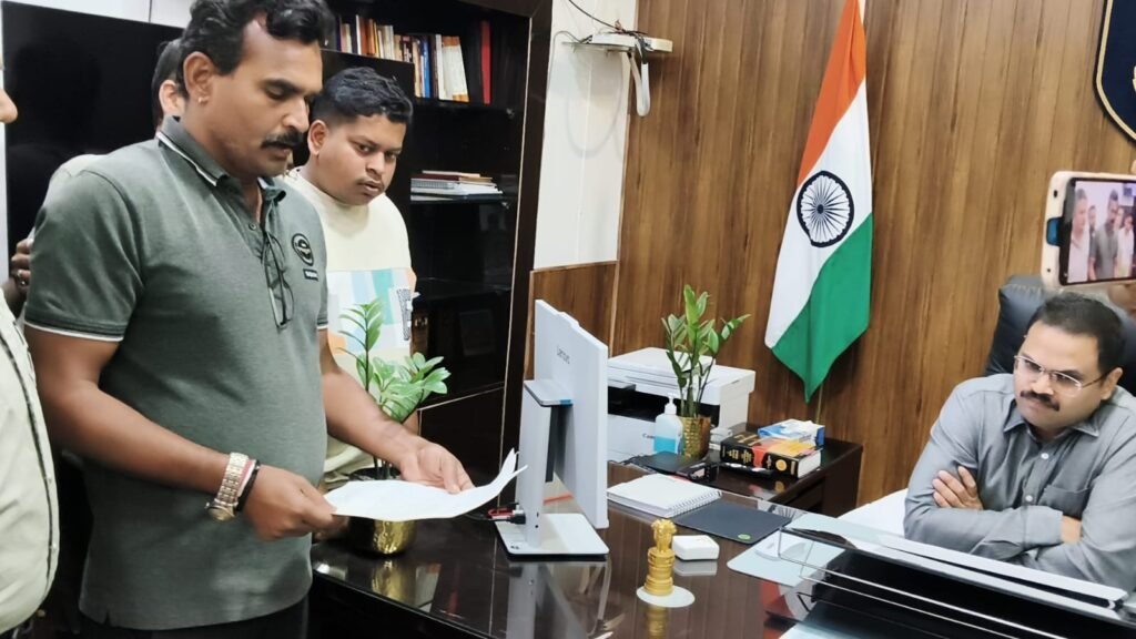 पत्रकारों ने एसपी को सौंपा ज्ञापन, फरार आरोपी महेंद्र सिंह लोधी की गिरफ्तारी की मांग | New India Times