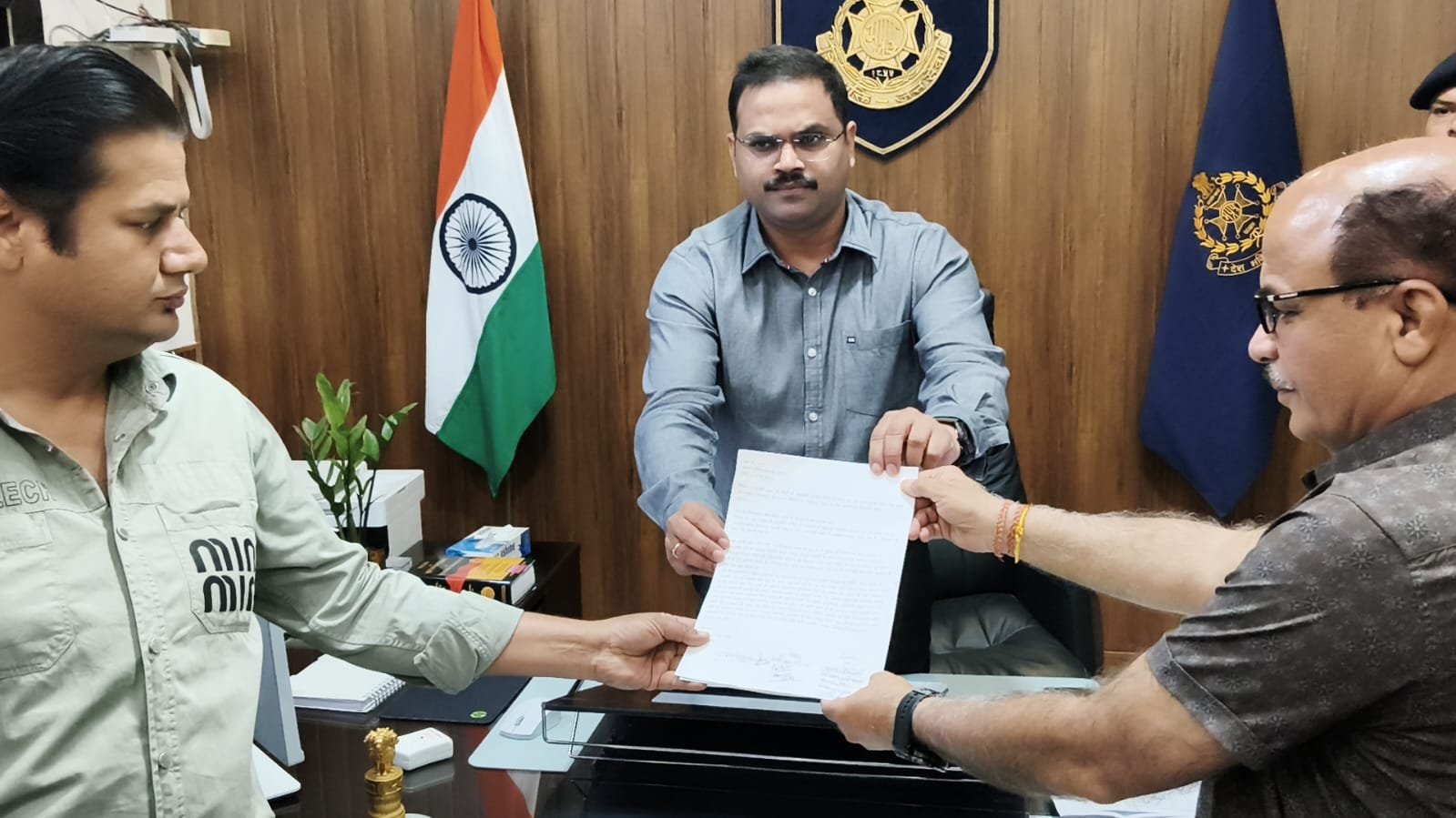 कलेक्ट्रेट में पत्रकारों से मारपीट: फरार मुख्य आरोपी महेंद्र सिंह लोधी की तत्काल गिरफ्तारी की मांग | New India Times