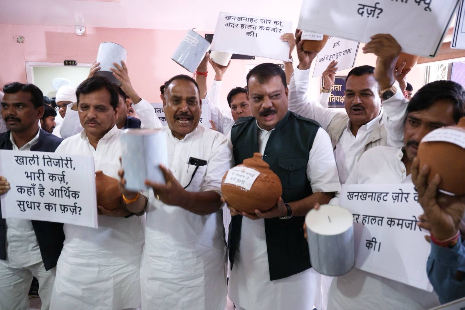 भारी कर्ज के विरोध में कांग्रेस विधायक दल का प्रदर्शन, उमंग सिंघार ने सरकार की आर्थिक नीतियों पर साधा निशाना | New India Times