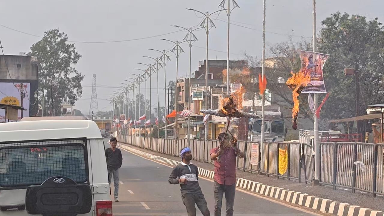 दमोह में कांग्रेस का उग्र विरोध प्रदर्शन, मंत्री कैलाश विजयवर्गीय का पुतला दहन | New India Times