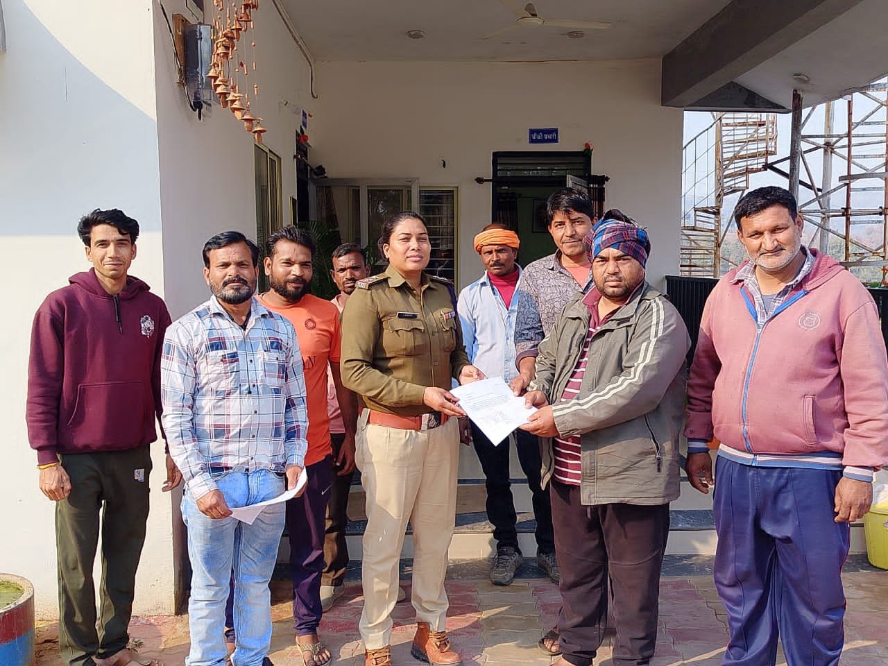 बच्चा चोरी की आशंका: डुंगरिया चौकी प्रभारी से ग्रामीणों ने बाहरी लोगों की जांच की मांग की | New India Times