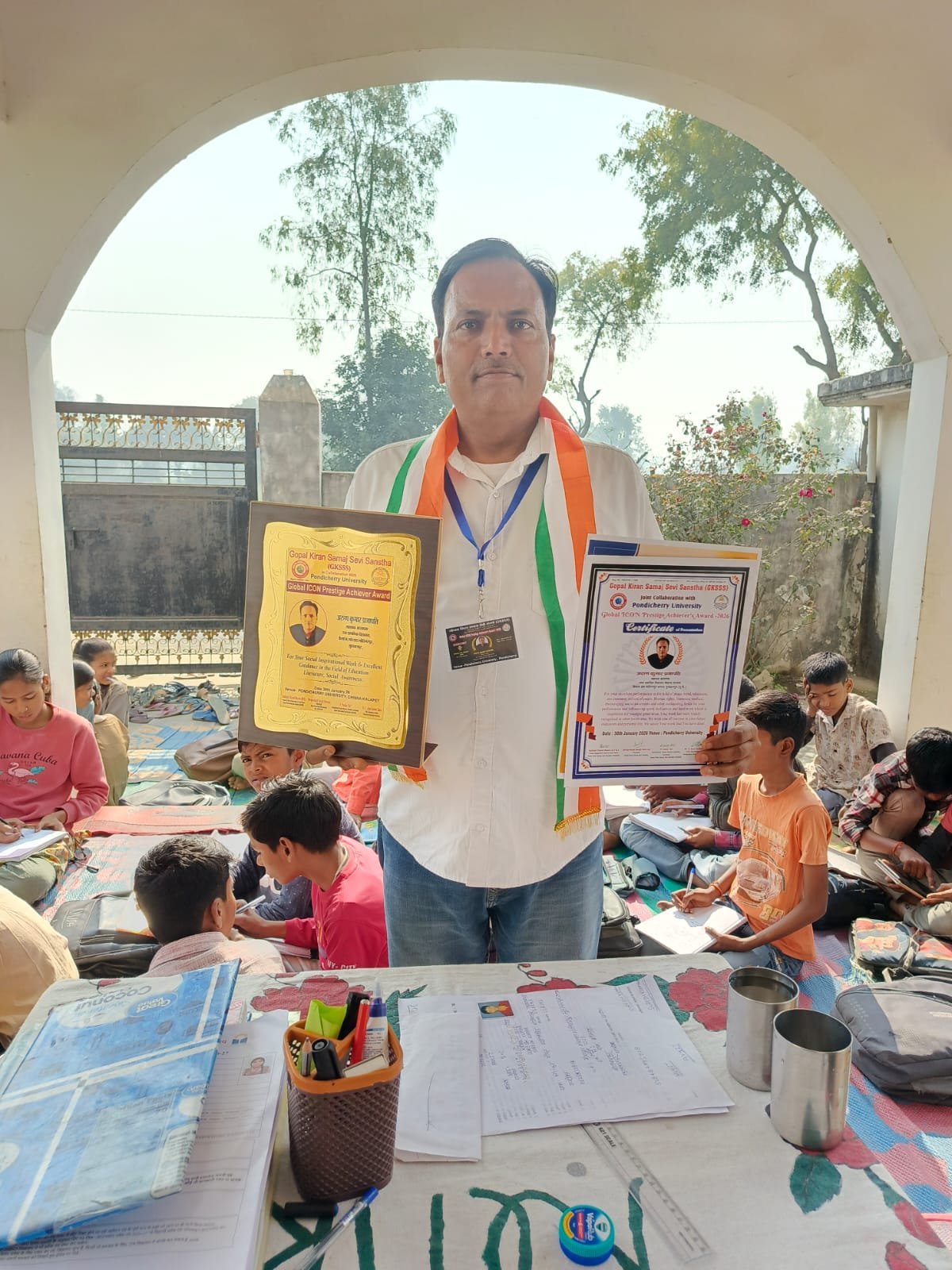 गरीब बच्चों के लिए उम्मीद बने शिक्षक अरुण कुमार प्रजापति, शिक्षा सेवा के लिए ग्लोबल आइकॉन अवॉर्ड से सम्मानित | New India Times