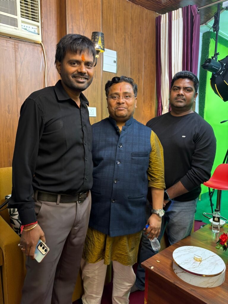 मज़दूर के हाथों रिबन नहीं काटा जा रहा है, बल्कि पत्रकारिता की परंपरा को तोड़ा जा रहा सत्ता नहीं, बल्कि 'गरीब मजदूर' मुख्य अतिथि... | New India Times