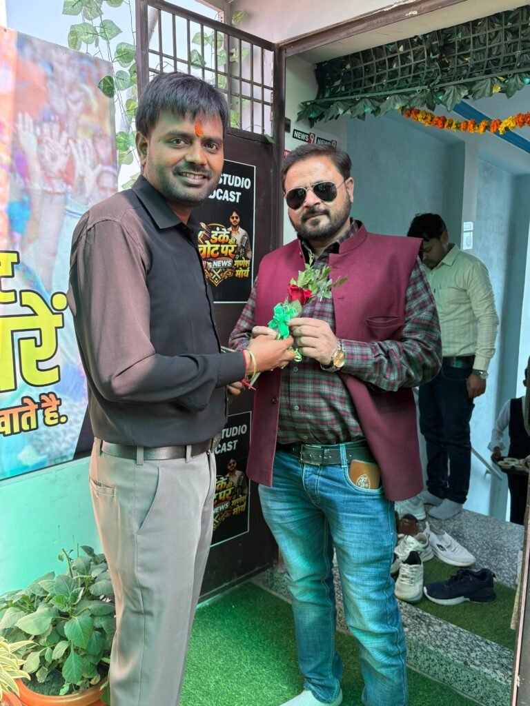 मज़दूर के हाथों रिबन नहीं काटा जा रहा है, बल्कि पत्रकारिता की परंपरा को तोड़ा जा रहा सत्ता नहीं, बल्कि 'गरीब मजदूर' मुख्य अतिथि... | New India Times