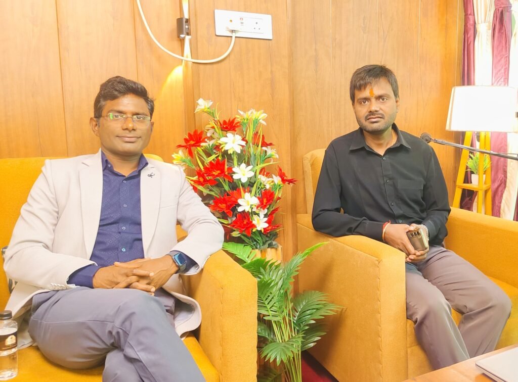 मज़दूर के हाथों रिबन नहीं काटा जा रहा है, बल्कि पत्रकारिता की परंपरा को तोड़ा जा रहा सत्ता नहीं, बल्कि 'गरीब मजदूर' मुख्य अतिथि... | New India Times