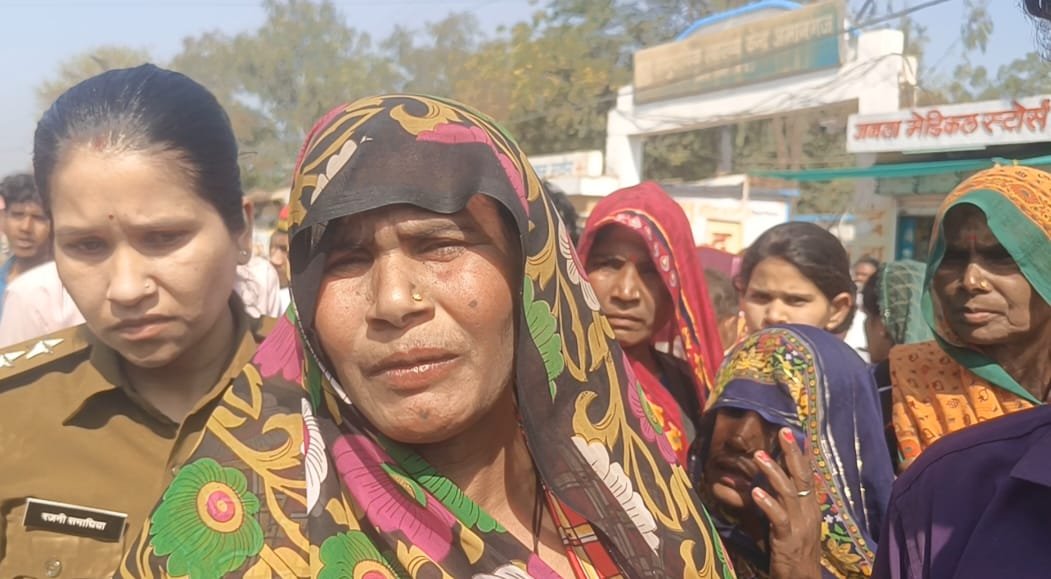 खिरवा गोलीकांड के विरोध में ग्रामीणों का सड़क पर प्रदर्शन, आरोपियों को सजा और मुआवजे की मांग | New India Times