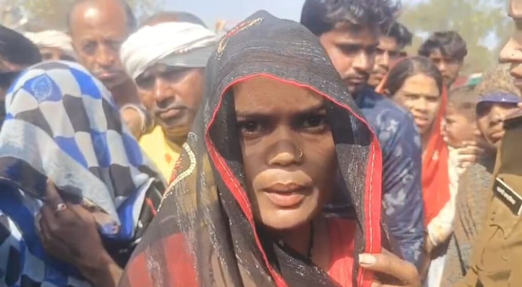 खिरवा गोलीकांड के विरोध में ग्रामीणों का सड़क पर प्रदर्शन, आरोपियों को सजा और मुआवजे की मांग | New India Times