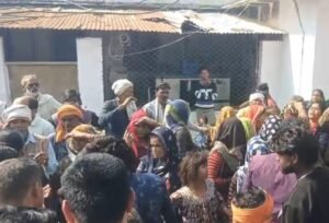 खिरवा गोलीकांड के विरोध में ग्रामीणों का सड़क पर प्रदर्शन, आरोपियों को सजा और मुआवजे की मांग | New India Times