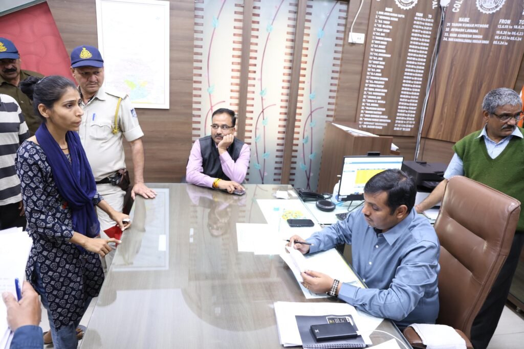 जनसुनवाई में अरविंदो कॉलेज की शिकायत पर कलेक्टर ने लिया संज्ञान, 114 आवेदन हुए प्राप्त | New India Times